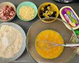 Foto del paso 1 de la receta: Pan relleno de cebolla, jamón, bacon, queso y aceitunas con un toque de orégano y ajo (sin lactosa)
