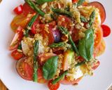 Foto del paso 16 de la receta: Ensalada de tomates, espárragos y mozzarella con vinagreta de piñones, cebolla pochada y mostaza