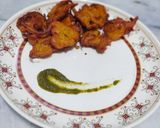 A picture of step 5 of Pyaz k pakode.