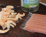 Foto del paso 3 de la receta: Chucrut con gambas y salchichas