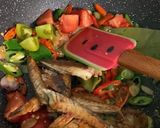 Foto langkah ke 4 dari resep Tumis Ikan Pindang.