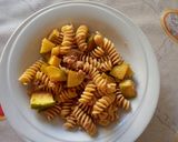 Foto del passaggio 4 della ricetta Fusilli integrali con zucchine e tonno