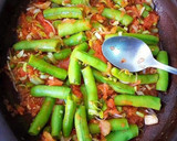 Foto del paso 4 de la receta: Tajine de habas tiernas con jureles blancos