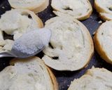 Foto del paso 4 de la receta: Pan caliente tostado con manteca y azúcar