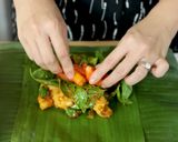 Foto langkah ke 6 dari resep Pepes Ayam Kemangi Devina Hermawan.