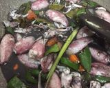 Foto langkah ke 3 dari resep Oseng Cumi Tinta Hitam.