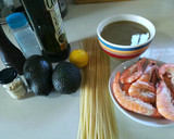 Foto del paso 1 de la receta: Timbal de linguini, aguacate y langostinos