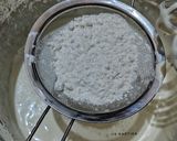 Foto langkah ke 4 dari resep Bolu Kukus Merah Putih.