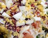 Foto del paso 2 de la receta: Ensalada de brotes tiernos, aguacate y huevo duro