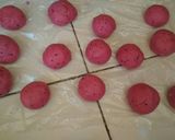 Foto langkah ke 4 dari resep Donat buah naga merah isi keju.