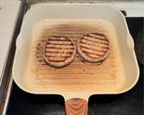 Φωτογραφία βήματος 2 της συνταγής 👨‍🍳 Μπιφτέκια στο Σχαροτηγάνι με Ψητά Ντοματάκια & Κρεμμύδια