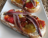 Foto del paso 7 de la receta: Tostadas de queso, cherry caramelizados y anchoa