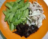 Foto langkah ke 1 dari resep 159. Cah Kapri Ayam Jamur.
