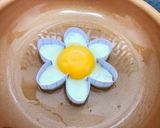 Hình bước làm 4 của món Trứng ốp hoa 🌼