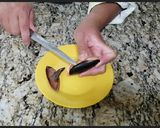 Foto del paso 1 de la receta: Agua de hueso de mamey