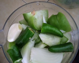 Foto del paso 3 de la receta: Salsa verde con aguacate