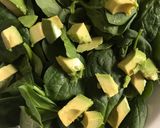 Foto del paso 5 de la receta: Ensalada de espinaca con aguacate y piñones