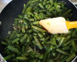 Foto del paso 2 de la receta: Salteado de habicholillas y gambas congeladas