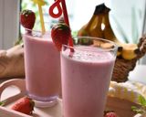 Foto langkah ke 3 dari resep Jus Susu Pisang Strawberry.