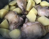 Foto del paso 2 de la receta Pollo con cebollas en ajada con perejil y vino