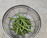 A picture of step 2 of Green beans in chilli garlic.