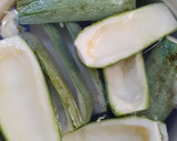 Foto del paso 1 de la receta: Calabacitas rellenas de bistec a la mexicana