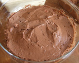 Foto del paso 2 de la receta: Mousses de chocolate blanco y negro con frutas y merengues de fresa