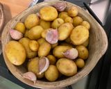 Une image de l'étape 5 de Pommes grenailles aux herbes ail rose en chemise.