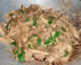 รูปขั้นตอนการทำที่ 5 ของ ผัดกะเพราหน่อไม้ต้มใส่หมู