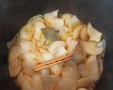 Foto del paso 3 de la receta: Muslos de pollo a la cazuela con ciruelas, orejones y piñones 🍗