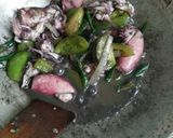 Foto langkah ke 5 dari resep Cumi-Cumi masak "tinta hitam".