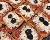 Foto del passaggio 5 della ricetta Pizzette di fette biscottate