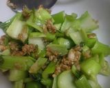 Gambar langkah 3 resipi Pak Choy Goreng.