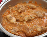 Foto del paso 7 de la receta: Conejo guisado al vino y mostaza, con champiñones y zanahoria