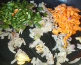 ரோட்டுக்கடை முட்டை ஃப்ரைடு ரைஸ் (Muttai fried rice recipe in tamil) ரெசிபி ஸ்டேப் 4 புகைப்படம்