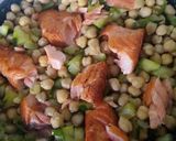 Foto del paso 3 de la receta: Garbanzos con salteado verduras y salmón fresco