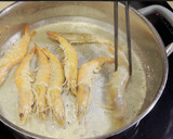 Foto del paso 2 de la receta: Tintorera en salsa con langostinos