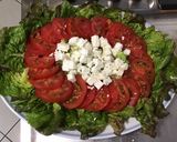 Une image de l'étape 9 de Salade de tomates à la laitue rouge, feta et basilic frais sauce balsamique.