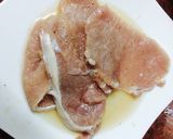 Hình bước làm 1 của món Thịt áp chảo mật ong ăn kèm cơm chiên
