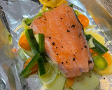 Foto del paso 1 de la receta: Salmón al papillote con guarnición y espárragos trigueros
