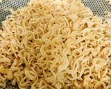 Hình bước làm 1 của món Mì Gói Xào Cải