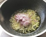 Gambar langkah 1 resipi Ayam Masak Bawang.