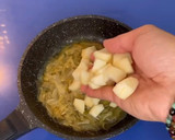 Foto del paso 4 de la receta: Hojaldre de berenjena con pera encebollado y corona de cabra