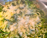Foto del paso 6 de la receta: Spaghettis de calabacín “aglio olio e peperoncino”  con salmón a la plancha