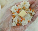 Foto langkah ke 5 dari resep Bola Bola Nasi Wortel Keju.