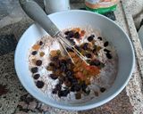 Foto del paso 3 de la receta: Budín suave de frutas glaseadas  con pasas de uva