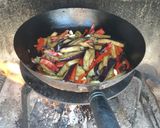 Foto del paso 2 de la receta Brochetas de pollo, ensalada con pipas, pisto y dos huevos fritos