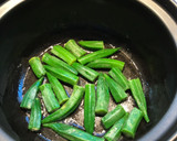 รูปขั้นตอนการทำที่ 2 ของ แกงไก่กระเจี๊ยบเขียวมาซาลา (Chicken okra masala)