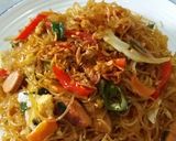 Foto langkah ke 6 dari resep Bihun Goreng Sosis.