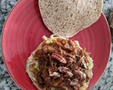 Foto del paso 6 de la receta: Pulled "Pork" Sándwich con ensalada de col y nueces (vegano)